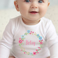 Personalisiertes rosa Baby-Outfit mit Blumenmuster: Lätzchen, Body, Strampler
