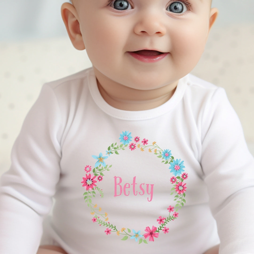 Personalisiertes rosa Baby-Outfit mit Blumenmuster: Lätzchen, Body, Strampler
