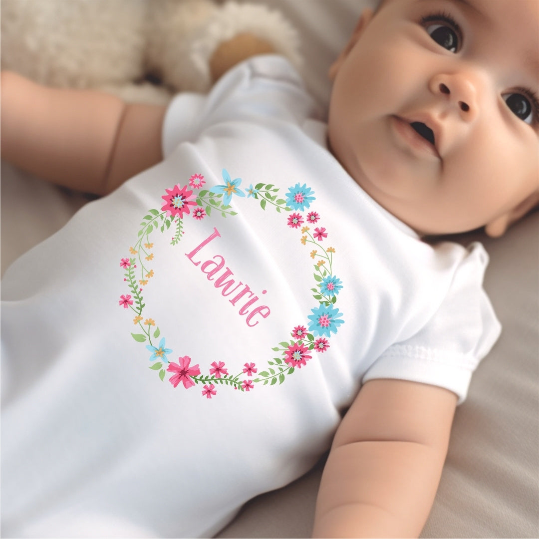 Personalisiertes rosa Baby-Outfit mit Blumenmuster: Lätzchen, Body, Strampler