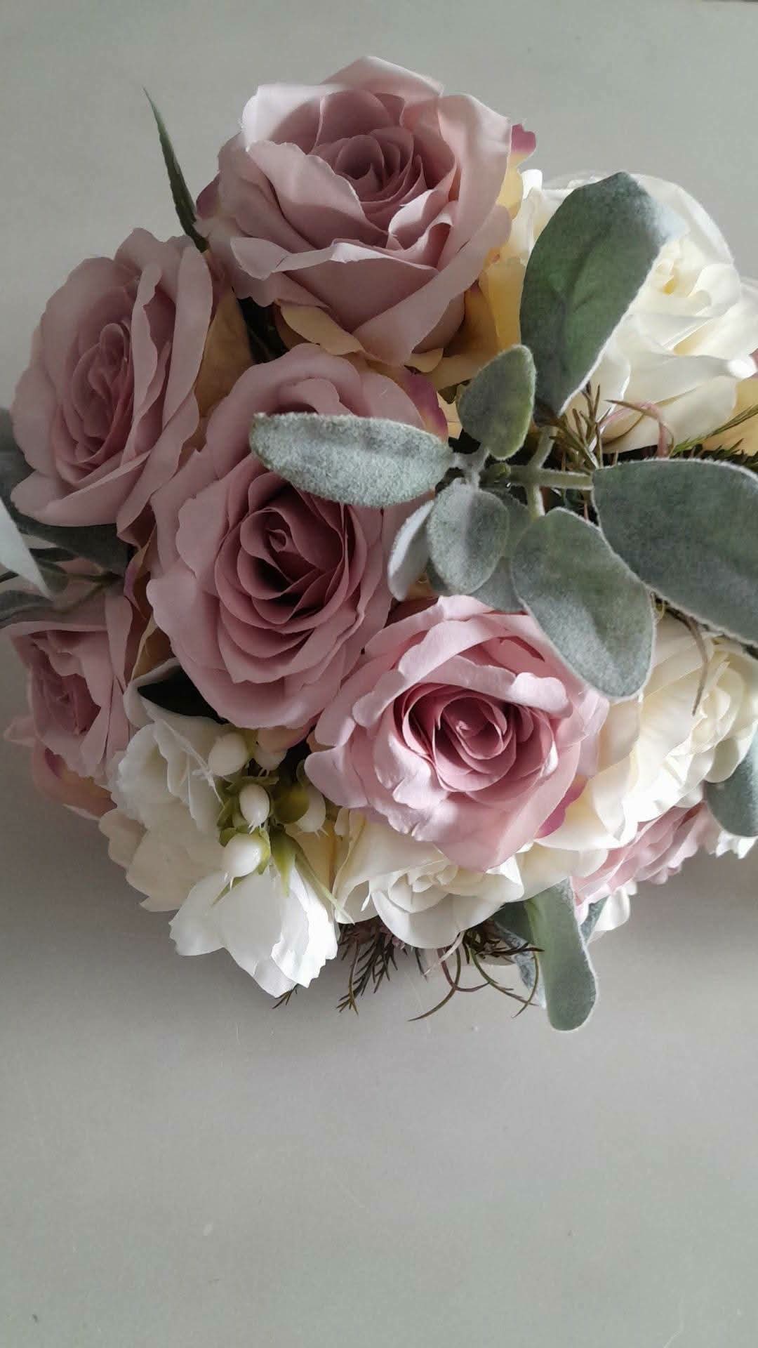 Freydis top table flower arrangement with blush and ivory roses