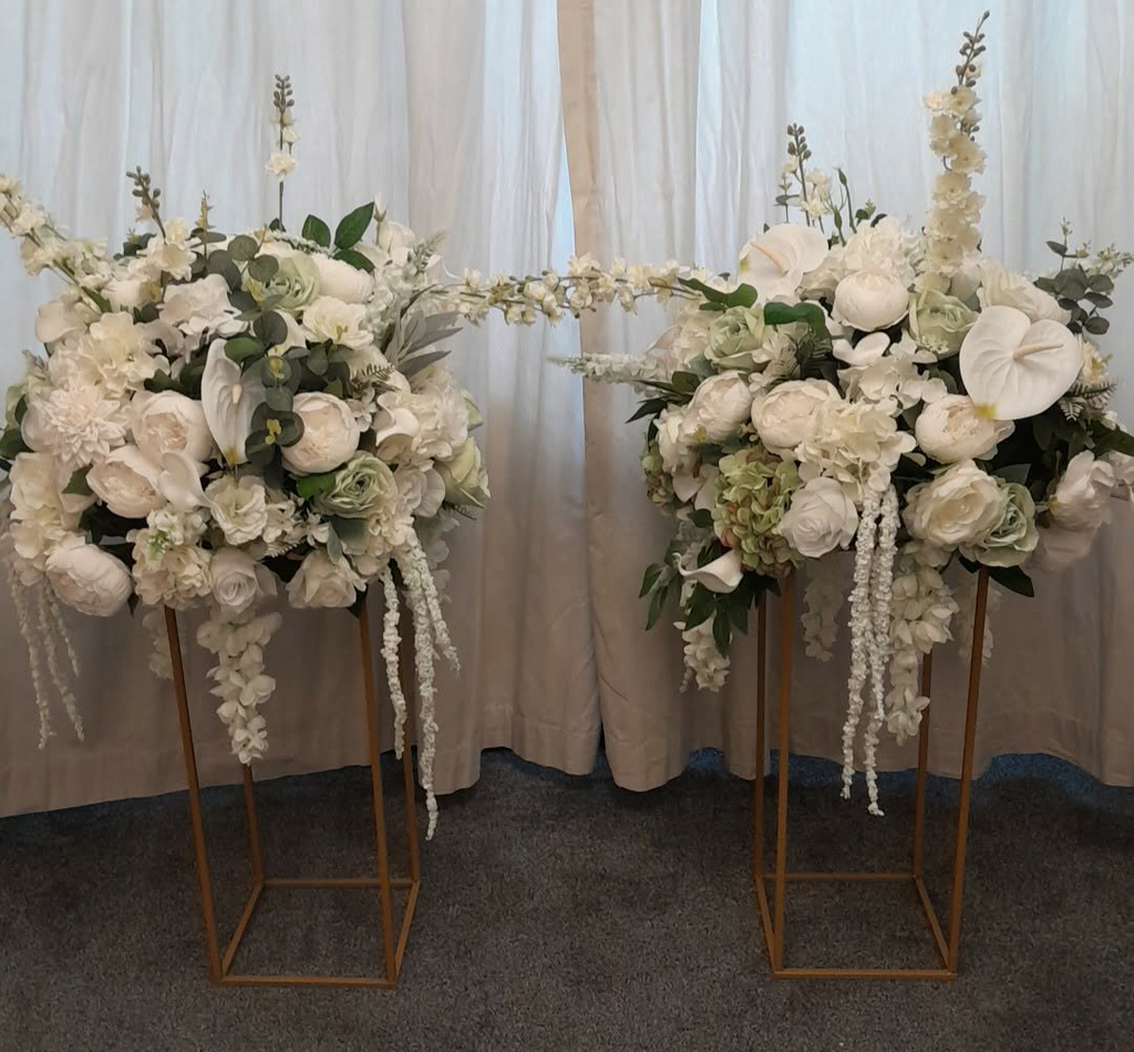 Timeless Elegance full arch display with table and floor arrangements