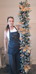 Full length 190 cm Christmas garland with gold and champagne flowers, green foliage and white-tipped pine cones