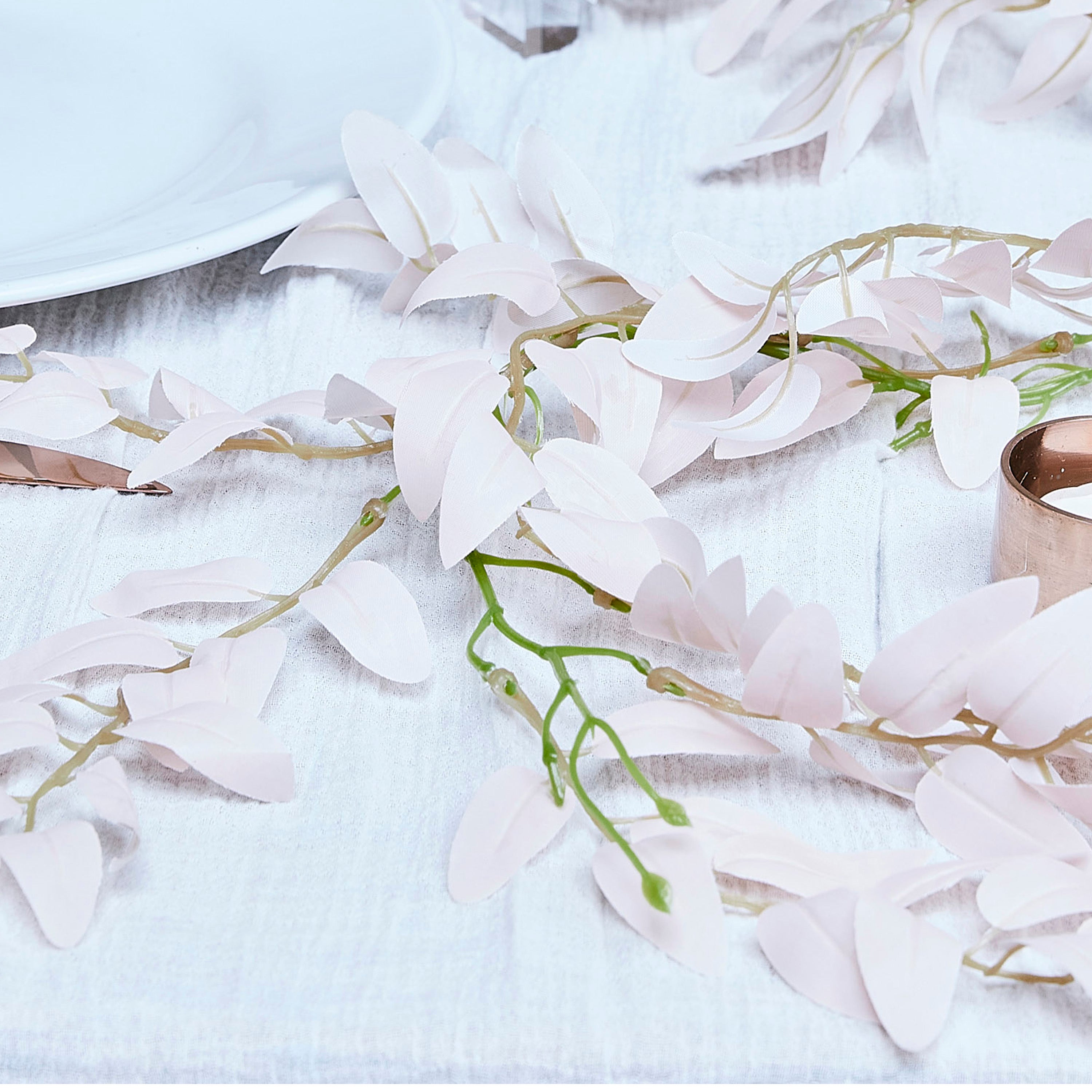 Guirlande de ruscus rose et feuillage vert