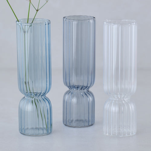 Vasen aus blauem und klarem Glas