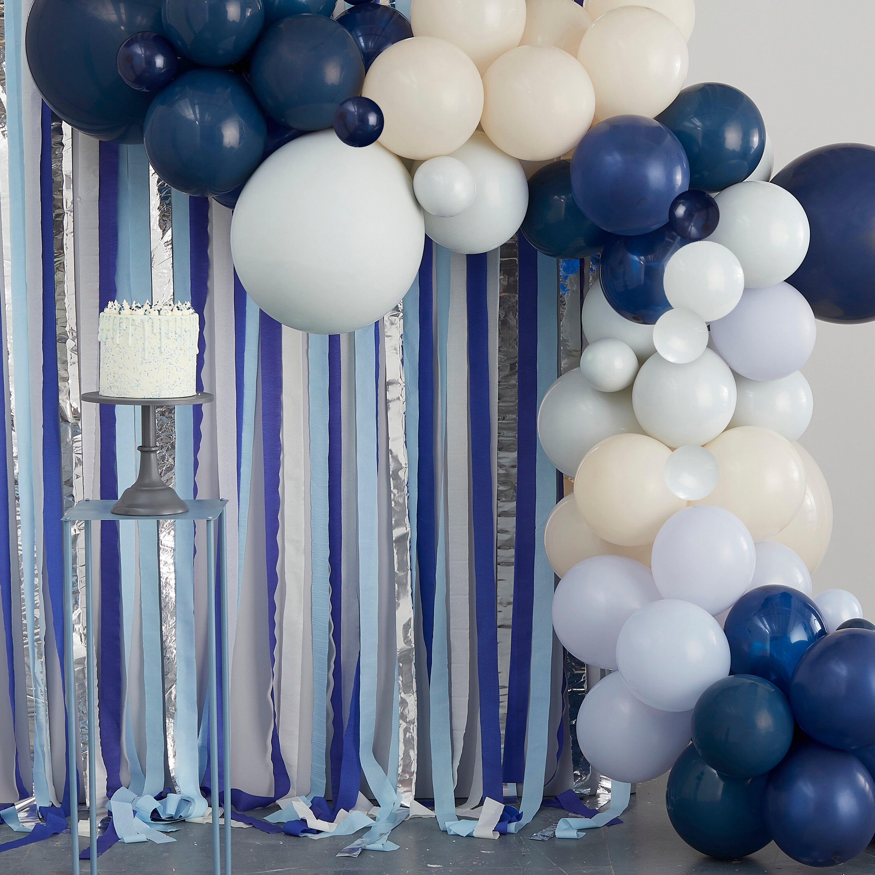 Blauer, cremefarbener und silberner Streamer und Ballonbogen Party-Hintergrund – 5 Innenverpackung