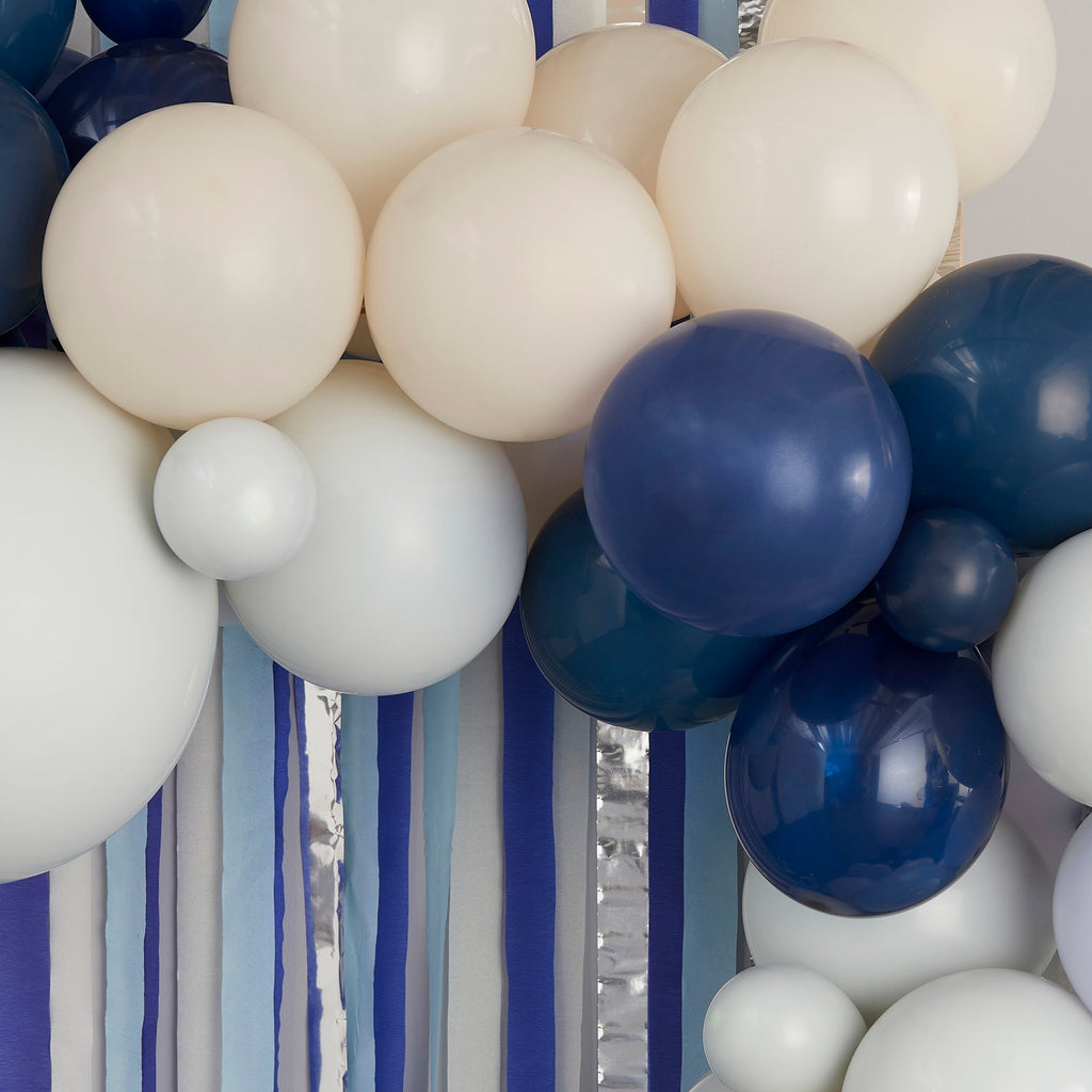Blauer, cremefarbener und silberner Streamer und Ballonbogen Party-Hintergrund – 5 Innenverpackung