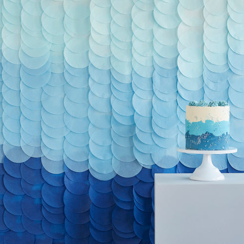 Party-Hintergrund aus blauem Ombre-Seidenpapier