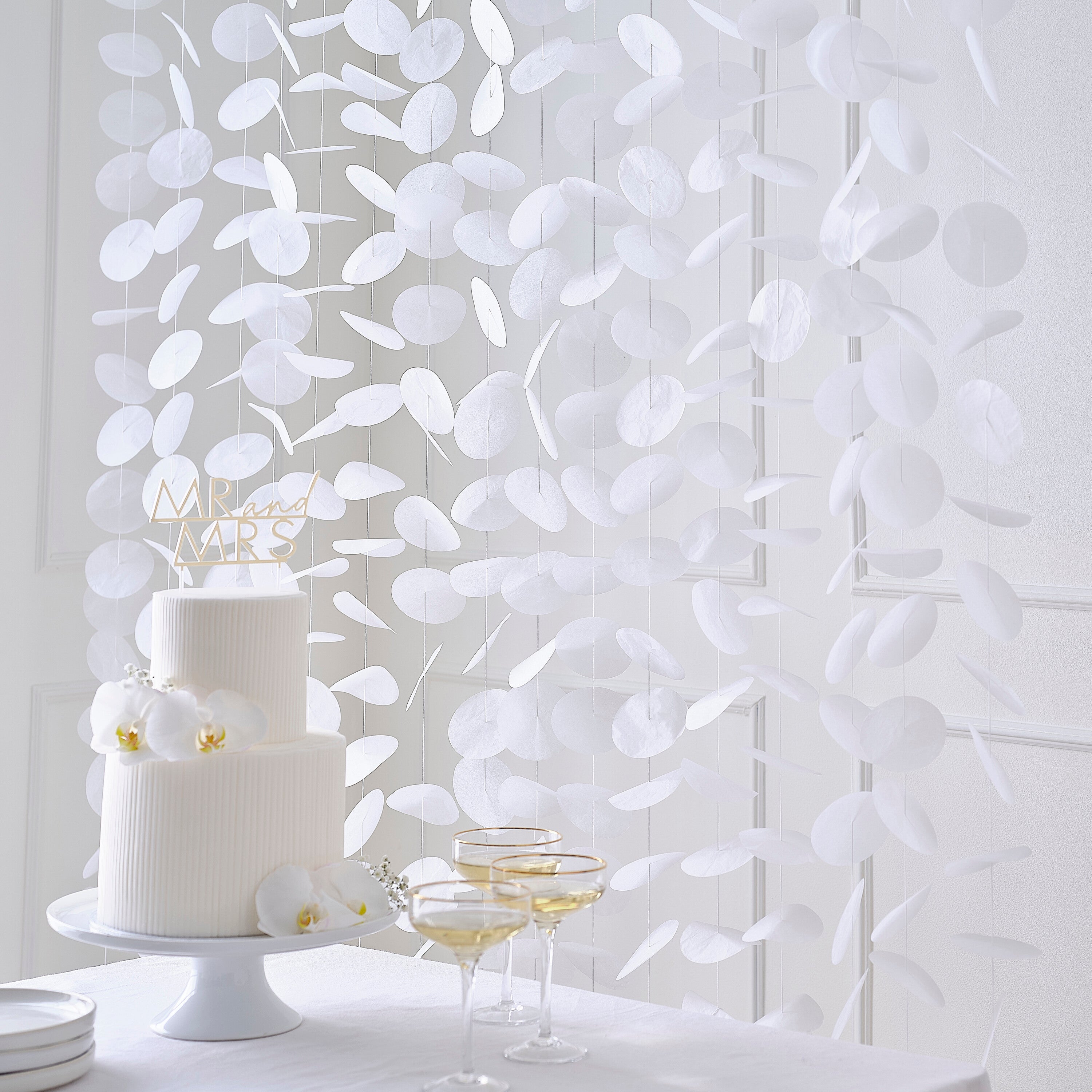 White Paper Disc Wedding Backdrop